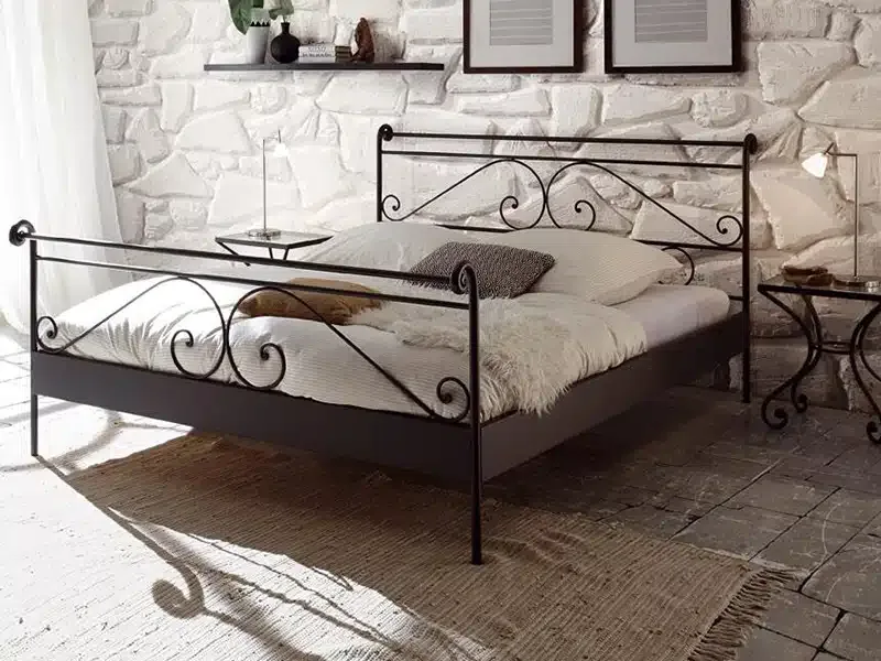 Cama fierro café rulos rústica