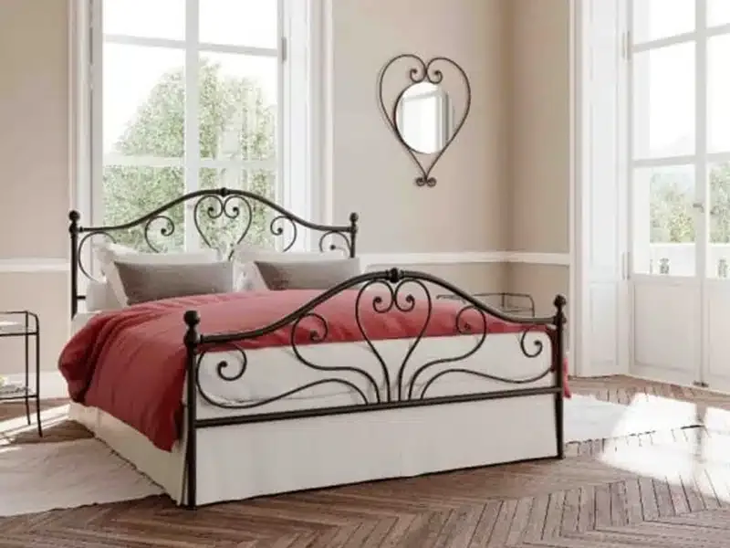 Cama fierro corazón volutas