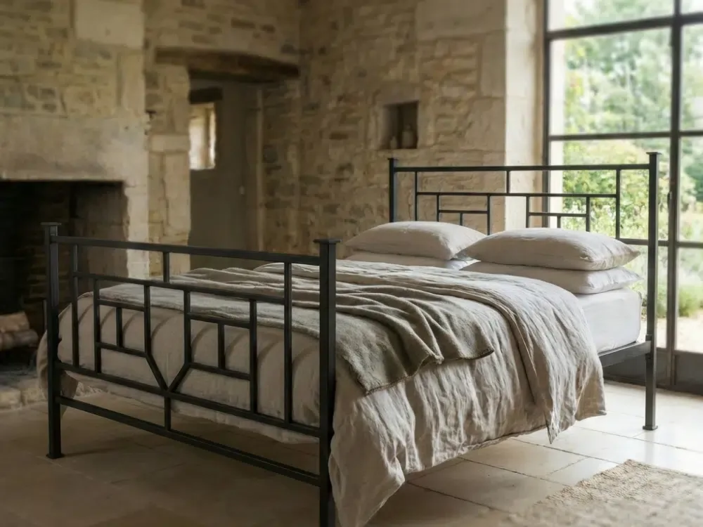Cama fierro geométrica negra