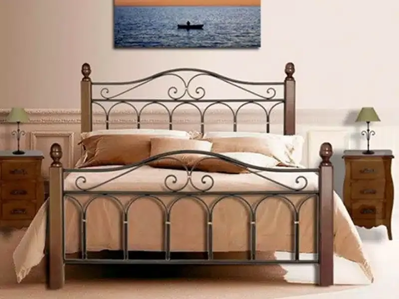 Cama fierro y madera con columnas