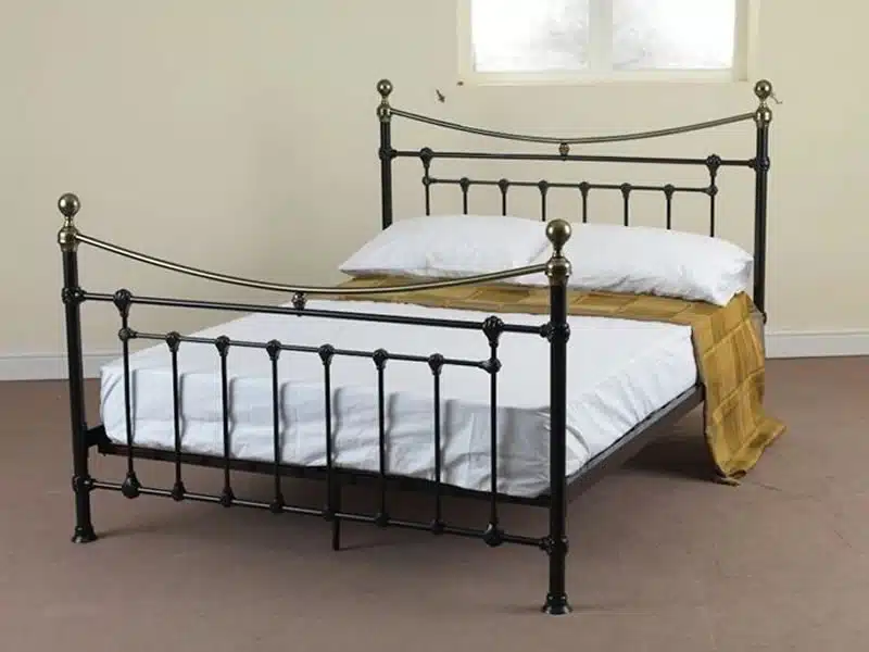 Cama fierro y madera volutas rústica