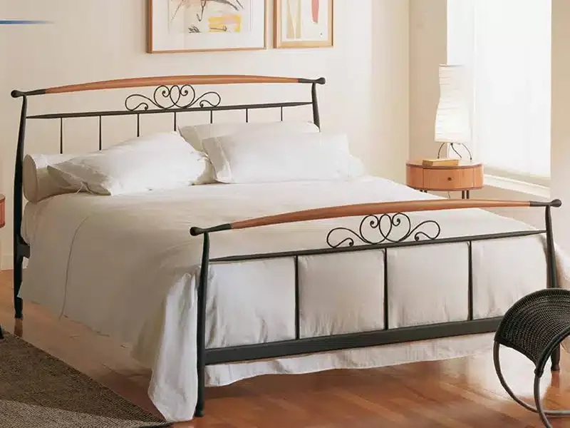 Cama madera y fierro paneles