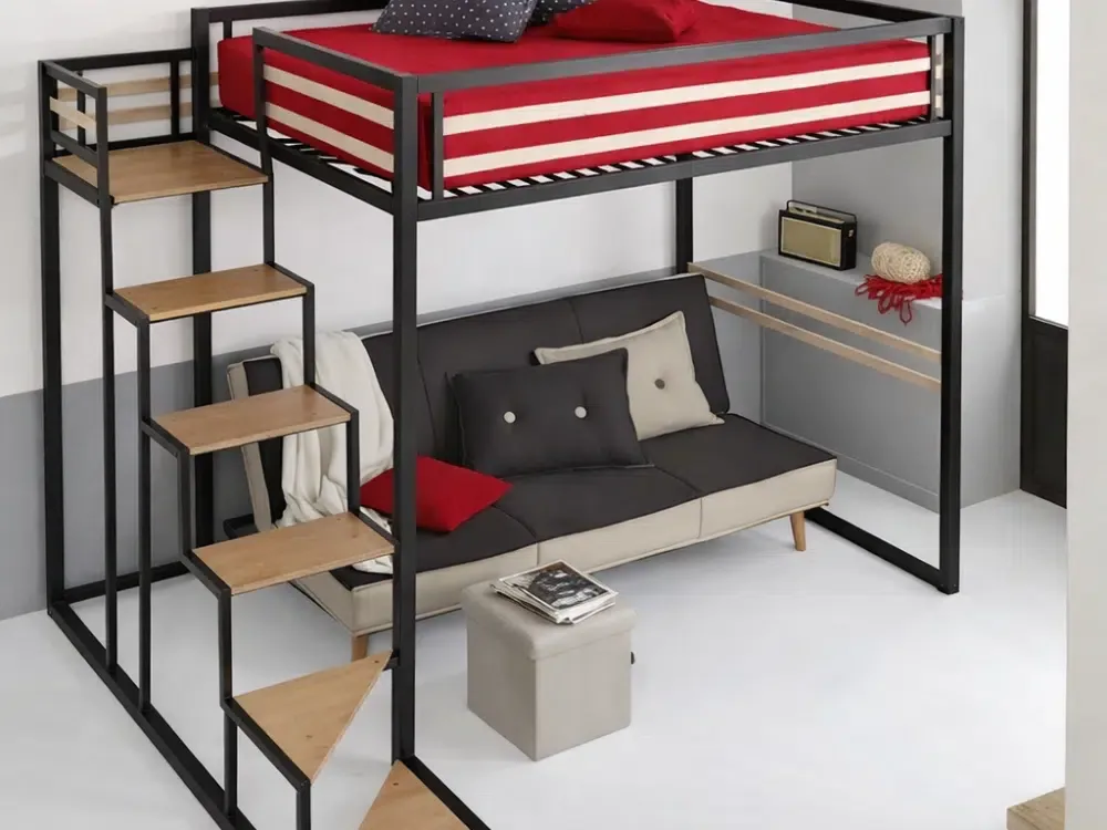 Camarote loft con sofá y escala