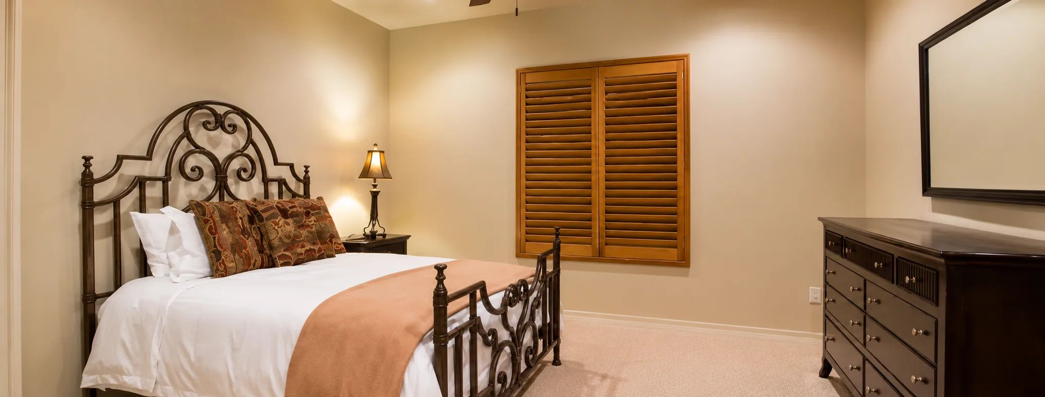 Dormitorio decorado con cama de fierro forjado Maderfier
